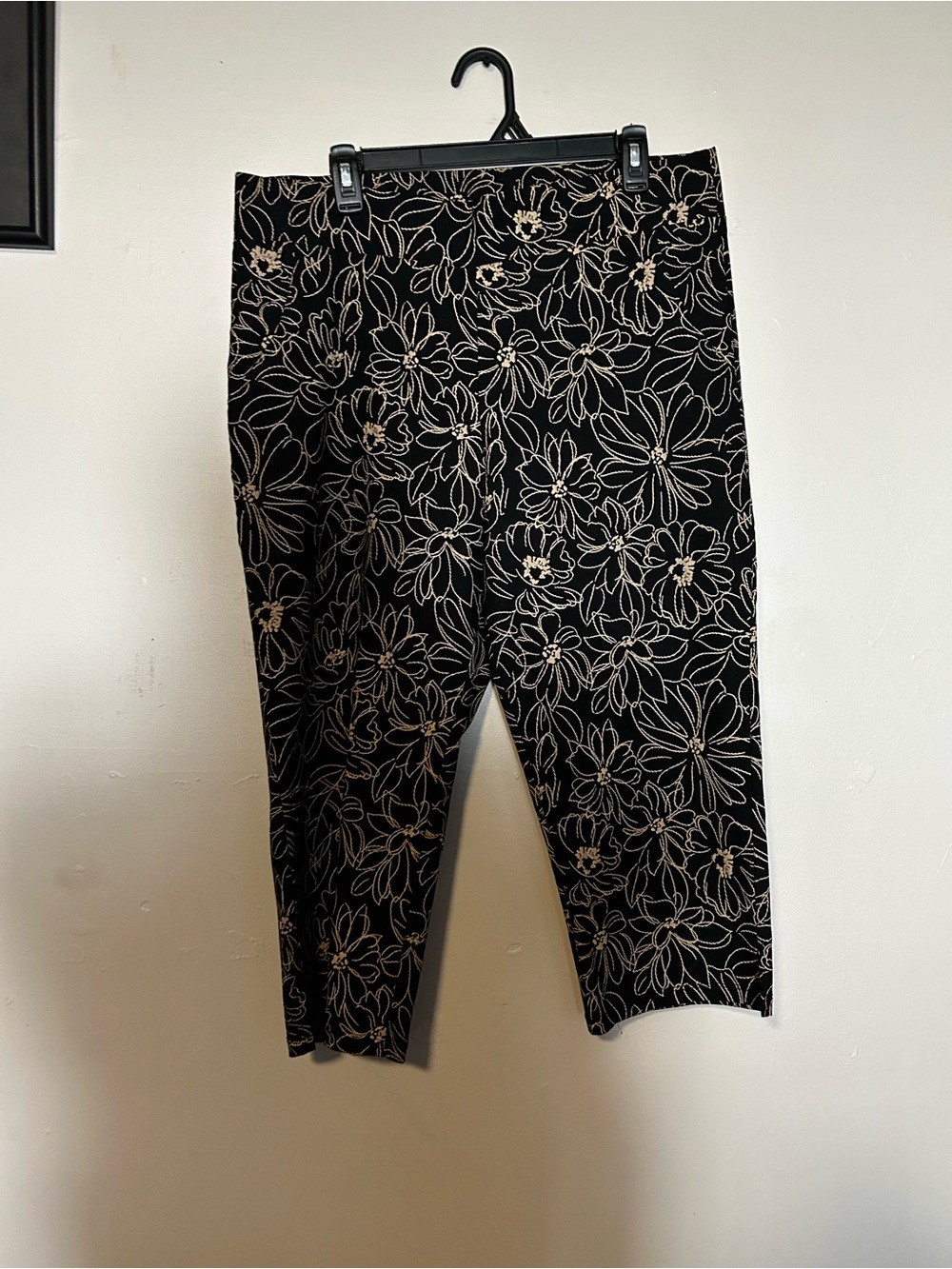 Lavish Black Capris with Cream Floral Outline